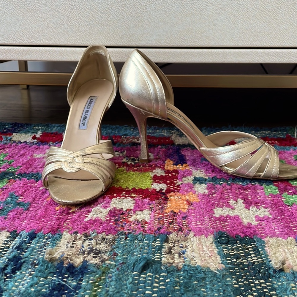 Manolo Blahnik Gold Leather Dorsay Pumps - sz 8/39